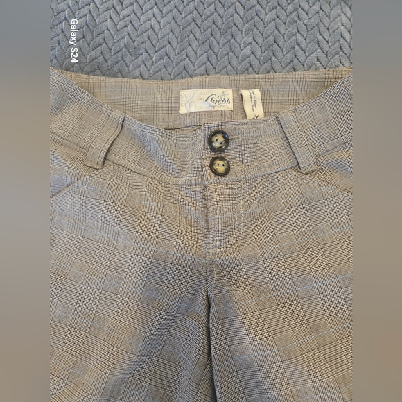 Guess Pants - Classic Tan Low Rise Checkered Woman's Bermuda Shorts